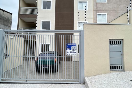Placa instalada na fachada do imóvel  de apartamento para alugar com 2 quartos, 35m² em Vila Itapoan, Guarulhos