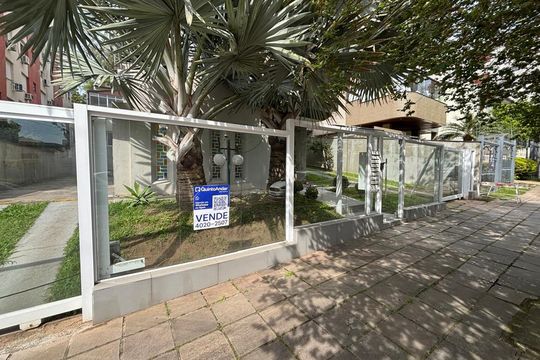 Plaquinha Instalada código VGKU-38 de apartamento à venda com 1 quarto, 45m² em Higienópolis, Porto Alegre