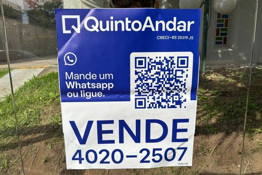 Plaquinha Instalada código VGKU-38 de apartamento à venda com 1 quarto, 45m² em Higienópolis, Porto Alegre