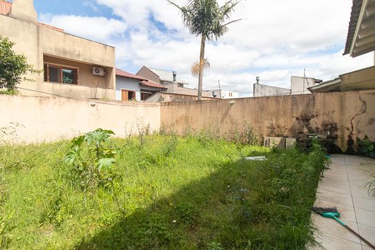 Área externa de casa para alugar com 3 quartos, 180m² em Guarujá, Porto Alegre