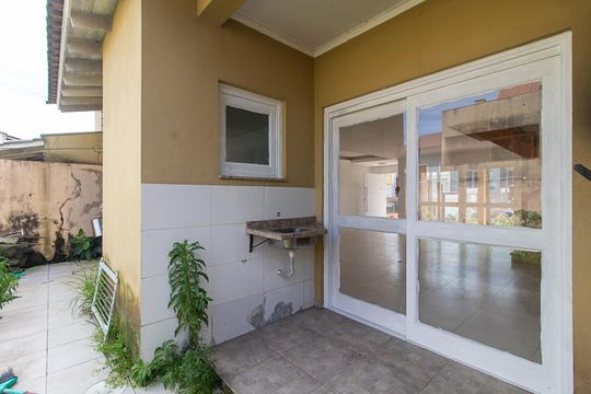 Quintal de casa para alugar com 3 quartos, 180m² em Guarujá, Porto Alegre