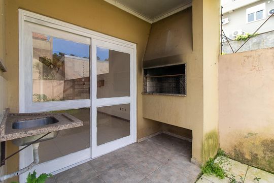Área externa de casa para alugar com 3 quartos, 180m² em Guarujá, Porto Alegre