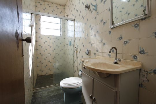 Banheiro de casa de condomínio à venda com 2 quartos, 75m² em Alto dos Pinheiros, Belo Horizonte