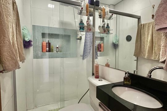 Banheiro de apartamento à venda com 2 quartos, 57m² em Centro, Belo Horizonte