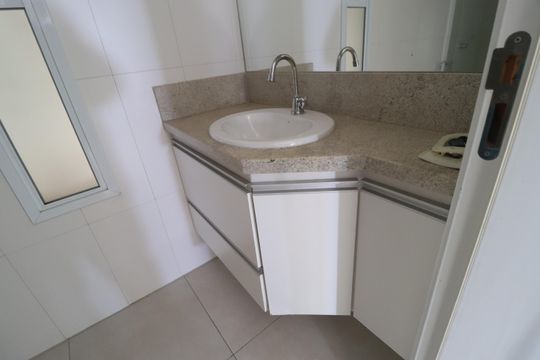 Banheiro do Quarto 3 de apartamento para alugar com 3 quartos, 119m² em Saraiva, Uberlândia