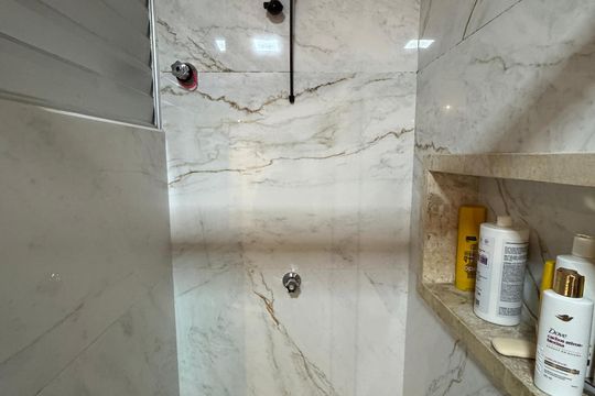 Banheiro  de apartamento à venda com 2 quartos, 85m² em Qs 5, Brasília
