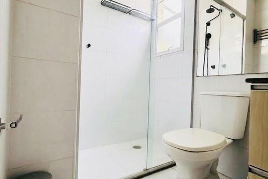 Banheiro 1 de apartamento à venda com 2 quartos, 74m² em Jardim Henriqueta, Taboão da Serra
