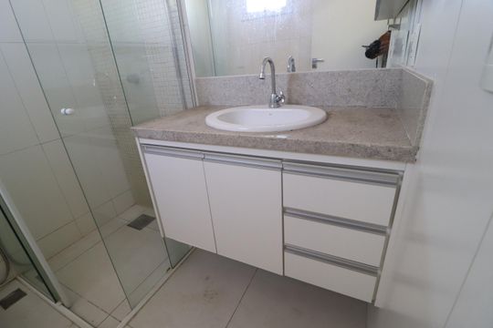 Banheiro do Quarto 4 - Suíte de apartamento para alugar com 4 quartos, 240m² em Saraiva, Uberlândia