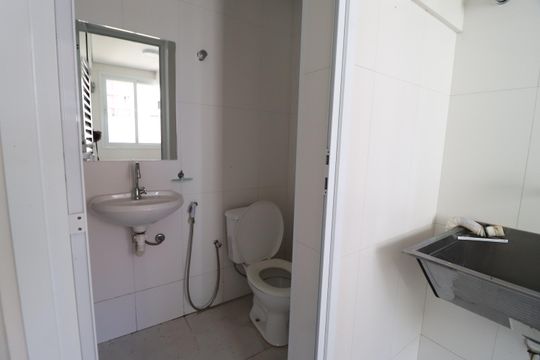 Banheiro de serviço de apartamento para alugar com 3 quartos, 112m² em Saraiva, Uberlândia