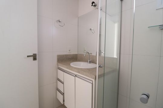 Banheiro Social de apartamento para alugar com 3 quartos, 109m² em Saraiva, Uberlândia
