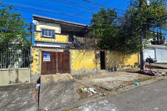 Fachada + placa de casa para alugar com 2 quartos, 105m² em Trindade, São Gonçalo