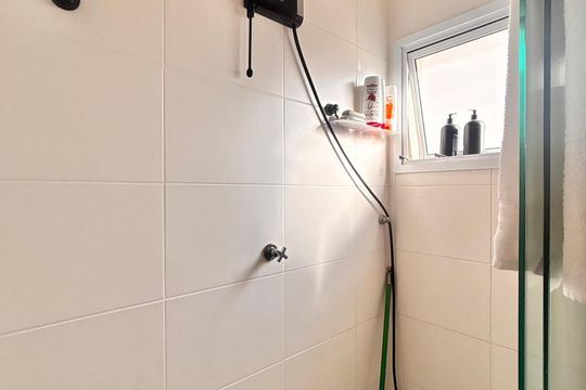 Banheiro suíte 2 de casa de condomínio à venda com 2 quartos, 70m² em Chácaras São Luís, Barueri