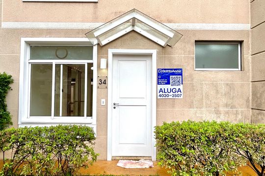 Placa instalada na fachada do imóvel  de casa de condomínio para alugar com 3 quartos, 83m² em Parque Renato Maia, Guarulhos