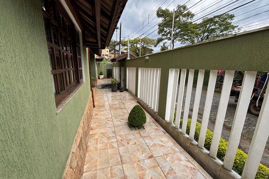 Quintal da frente  de casa à venda com 4 quartos, 390m² em Centro Alto, Ribeirão Pires