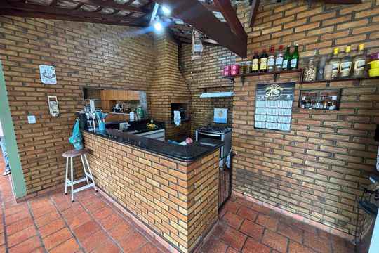 Churrasqueira de casa à venda com 4 quartos, 390m² em Centro Alto, Ribeirão Pires