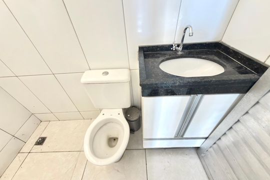 Banheiro Social de kitnet/studio para alugar com 1 quarto, 200m² em Alvorada, Contagem