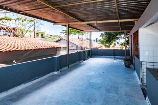 Casa para alugar com 4 quartos, 200m² em Santa Rosa, Belo Horizonte