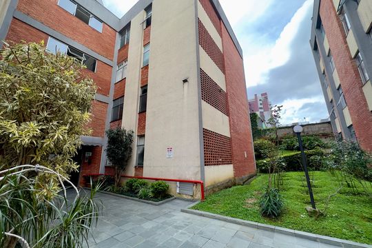Fachada do bloco de apartamento para alugar com 3 quartos, 84m² em Centro, Curitiba
