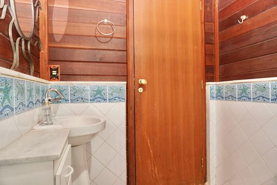 Edícula- Banheiro Social  de casa à venda com 3 quartos, 430m² em Parque Sao Jose, Belo Horizonte