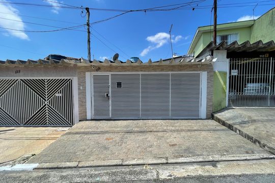 Fachada de casa à venda com 2 quartos, 171m² em Vila Rio Branco, São Paulo