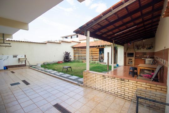 Casa à venda com 5 quartos, 250m² em Metropolitana, Brasília