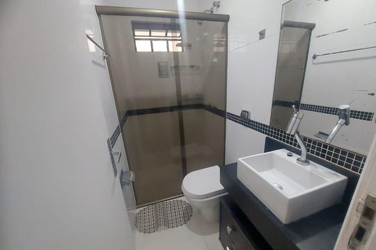 Banheiro Social de casa à venda com 2 quartos, 128m² em Capão Raso, Curitiba