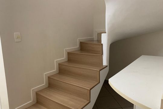 Escada de casa à venda com 2 quartos, 128m² em Capão Raso, Curitiba