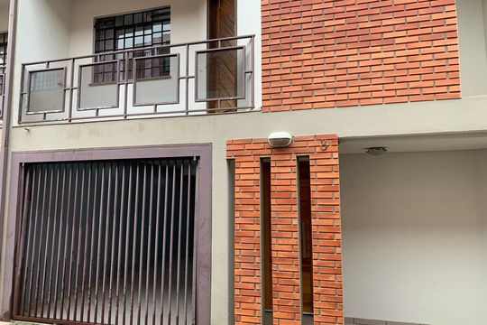 Fachada de casa à venda com 2 quartos, 128m² em Capão Raso, Curitiba
