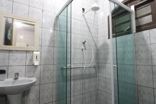 Banheiro de casa para alugar com 2 quartos, 66m² em Peró, Cabo Frio