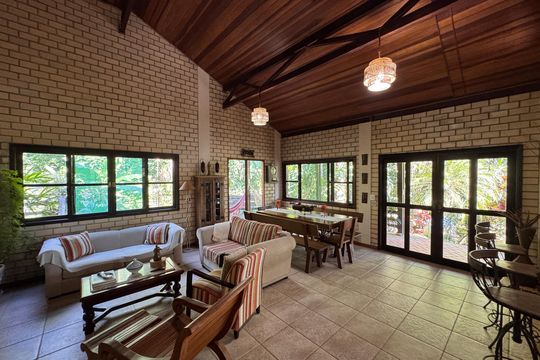 Sala de casa de condomínio para alugar com 3 quartos, 280m² em Barra de Guaratiba, Rio de Janeiro