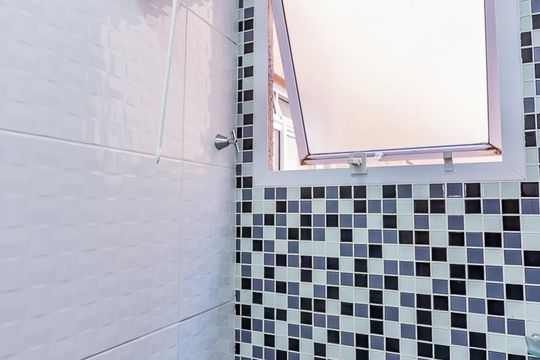 Banheiro de apartamento para alugar com 2 quartos, 38m² em Parque Panamericano, São Paulo