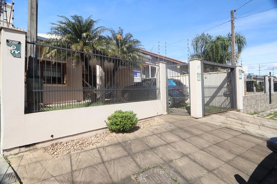 Fachada de casa à venda com 2 quartos, 177m² em São José, Canoas
