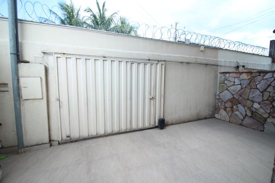 Garagem de casa à venda com 3 quartos, 178m² em Santa Maria, Belo Horizonte