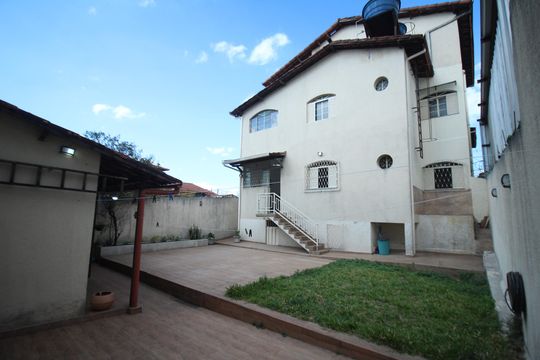 Quintal de casa à venda com 3 quartos, 178m² em Santa Maria, Belo Horizonte