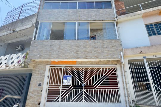 Placa instalada na fachada do imóvel  de casa para alugar com 2 quartos, 98m² em Jardim Sao Domingos, Guarulhos