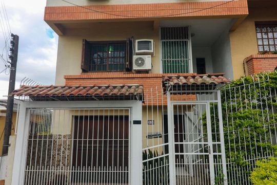 Fachada de casa à venda com 3 quartos, 205m² em Camaquã, Porto Alegre