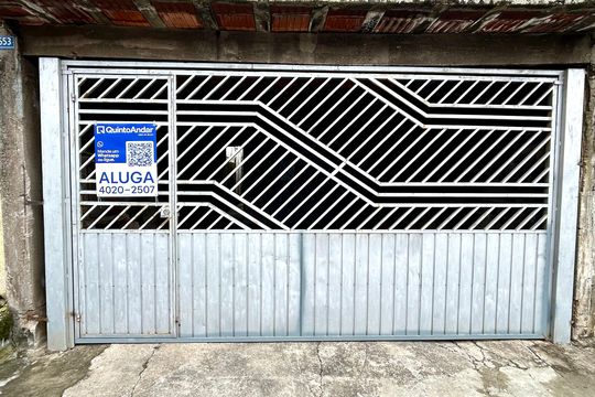 Placa instalada na fachada do imóvel de casa para alugar com 2 quartos, 138m² em Cidade Serodio, Guarulhos