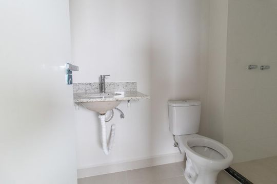 Banheiro de kitnet/studio para alugar com 1 quarto, 28m² em Água Verde, Curitiba