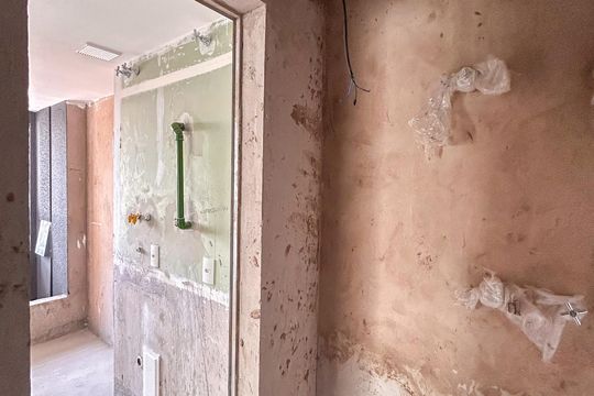 Banheiro de serviço  de apartamento à venda com 3 quartos, 185m² em Santo Amaro, São Paulo