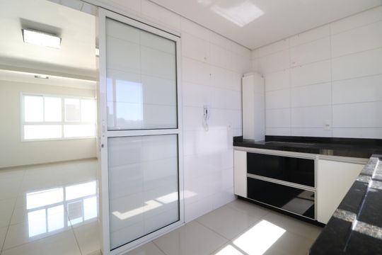 Cozinha de apartamento para alugar com 3 quartos, 180m² em Tibery, Uberlândia