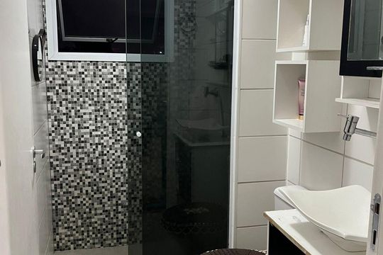Banheiro de apartamento à venda com 2 quartos, 48m² em Jardim do Lago II, Campinas