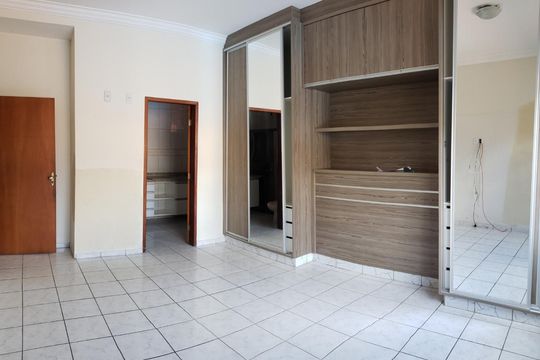 Quarto 1 de casa à venda com 3 quartos, 600m² em Residencial Olinda, Goiânia