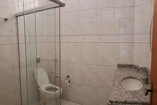 Banheiro 1 de casa à venda com 3 quartos, 600m² em Residencial Olinda, Goiânia