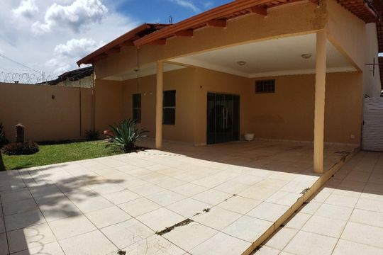 Área externa de casa à venda com 3 quartos, 600m² em Residencial Olinda, Goiânia