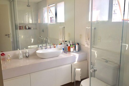 Banheiro de apartamento à venda com 3 quartos, 125m² em Cerqueira César, São Paulo