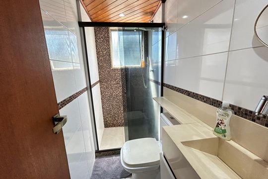 Banheiro de apartamento à venda com 2 quartos, 60m² em Jardim Sulacap, Rio de Janeiro