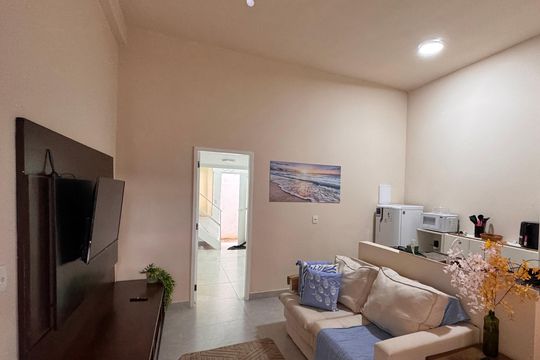 Sala de casa de condomínio para alugar com 1 quarto, 76m² em Recreio dos Bandeirantes, Rio de Janeiro