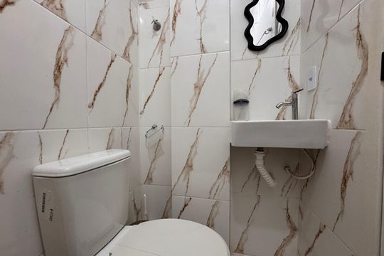 Banheiro Social de casa de condomínio para alugar com 1 quarto, 76m² em Recreio dos Bandeirantes, Rio de Janeiro