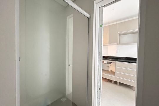 Banheiro de kitnet/studio para alugar com 1 quarto, 23m² em Centro, Florianópolis