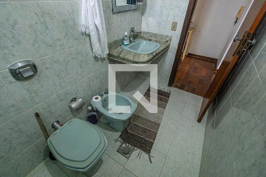 Banheiro de casa para alugar com 2 quartos, 141m² em Alípio de Melo, Belo Horizonte